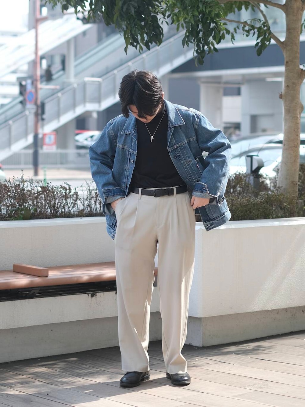 「デニム、革靴、Levi's、デニムジャケット、urstore」|「SENSE OF PLACE by URBAN RESEARCHの『イージーケア/セットアップ対応』ダブルタックワイドスラックス(スラックス、ベージュ系)」を使った、Takuyaさん(メンズ・164cm)の春コーディネートの2枚目の写真