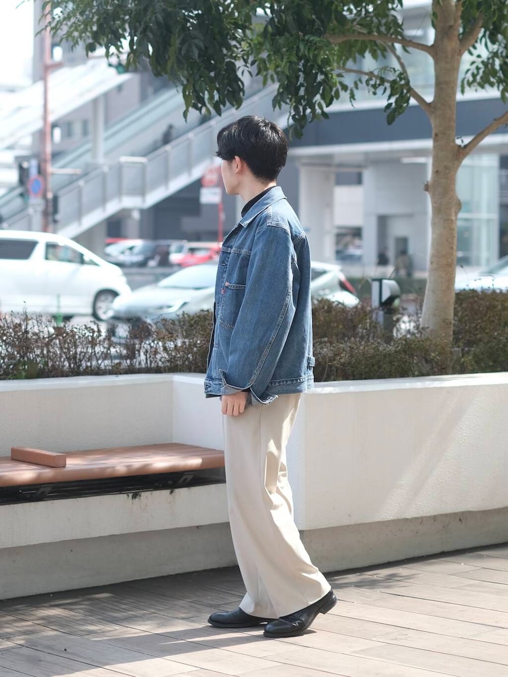 「デニム、革靴、Levi's、デニムジャケット、urstore」|「SENSE OF PLACE by URBAN RESEARCHの『イージーケア/セットアップ対応』ダブルタックワイドスラックス(スラックス、ベージュ系)」を使った、Takuyaさん(メンズ・164cm)の春コーディネートの4枚目の写真