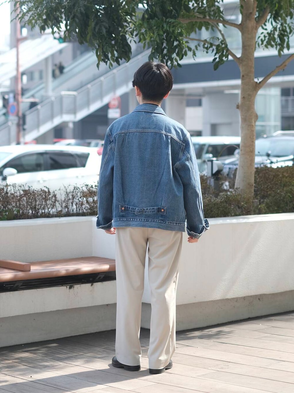 「デニム、革靴、Levi's、デニムジャケット、urstore」|「SENSE OF PLACE by URBAN RESEARCHの『イージーケア/セットアップ対応』ダブルタックワイドスラックス(スラックス、ベージュ系)」を使った、Takuyaさん(メンズ・164cm)の春コーディネートの5枚目の写真