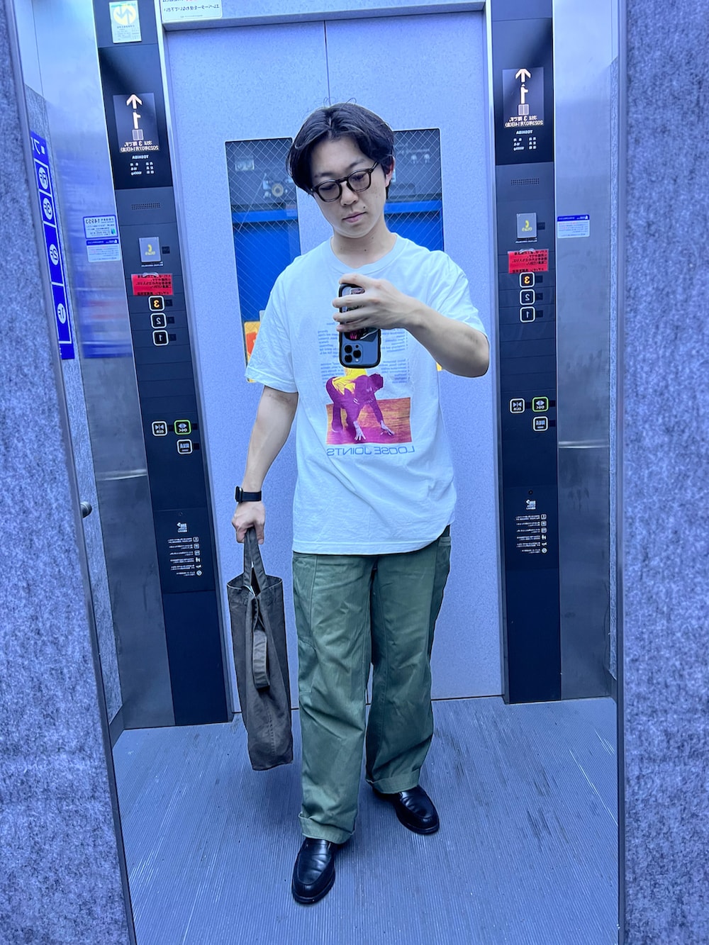 「出勤コーデ、J.M.WESTON、ローファー、コインローファー、ペニーローファー、軍パン、ヨーコサカモト、おしゃれさんと繋がりたい」｜「guepardのアイテム（サングラス、ブラウン系）」を使った、みちーさん（メンズ・171cm）の夏コーディネートの2枚目の写真