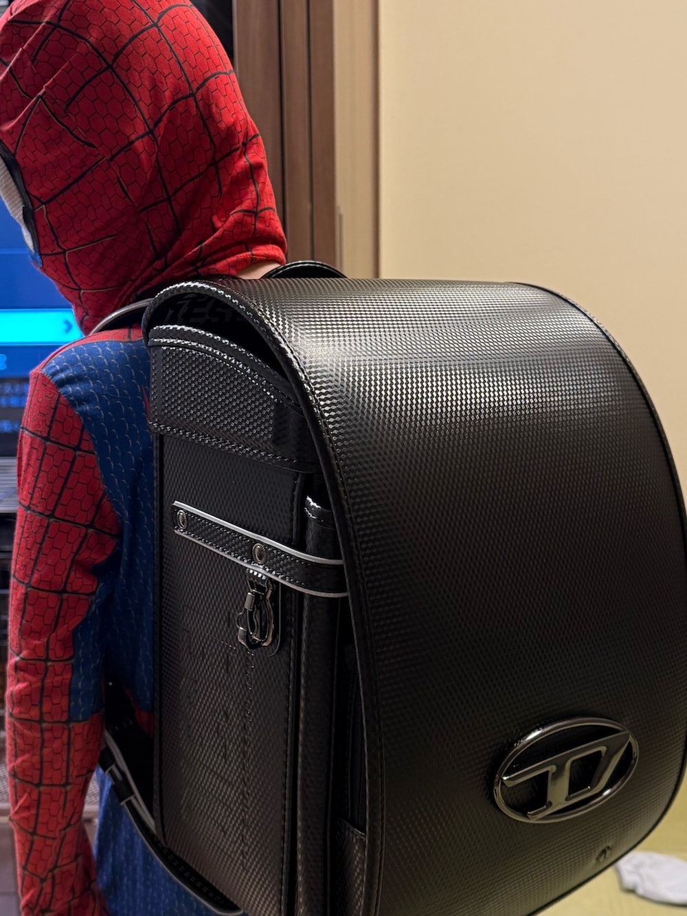 ブラック系のランドセルを着用したキッズの春コーディネートの3枚目の写真