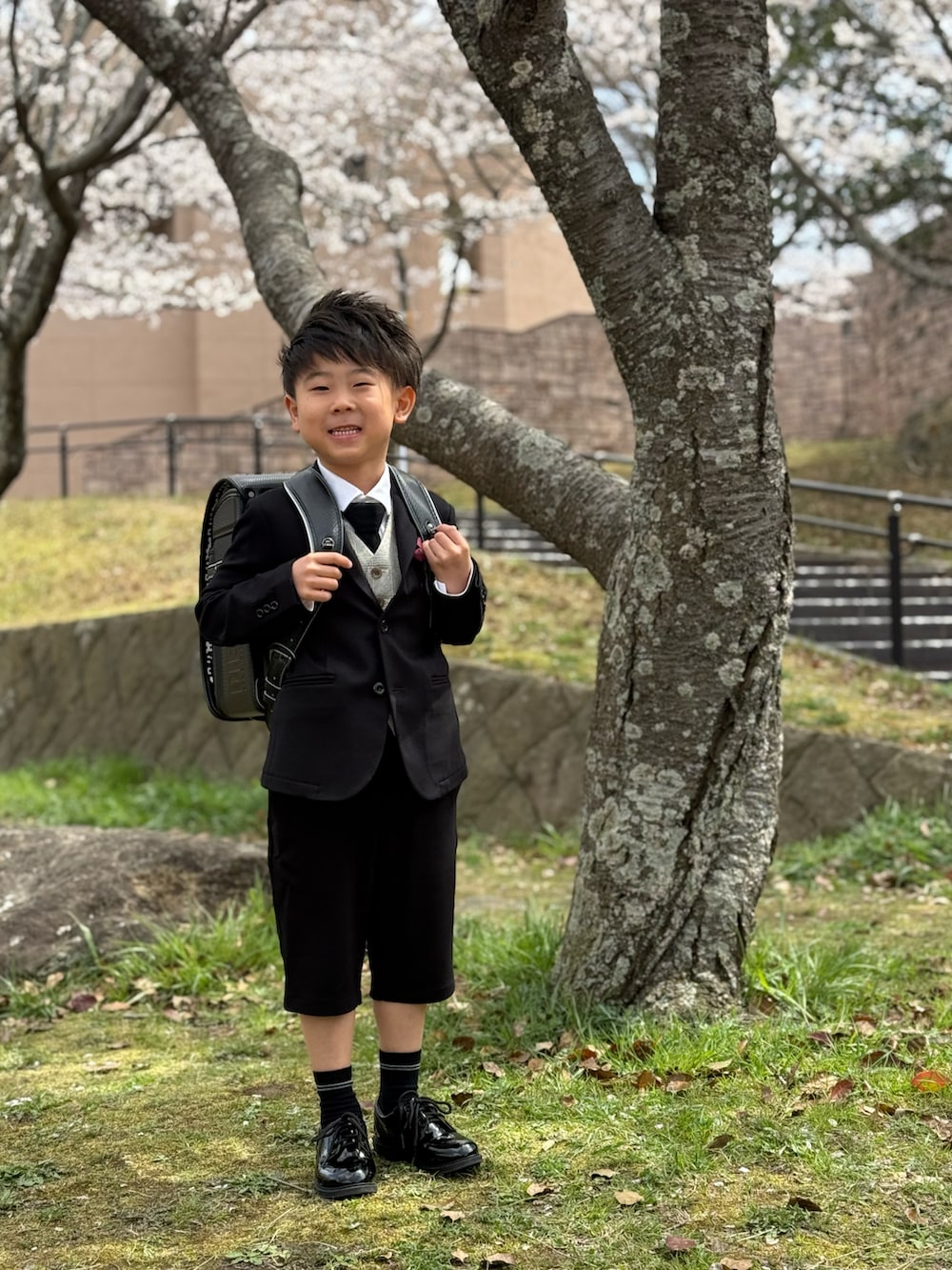 ブラック系のランドセルを着用したキッズの春コーディネートの2枚目の写真
