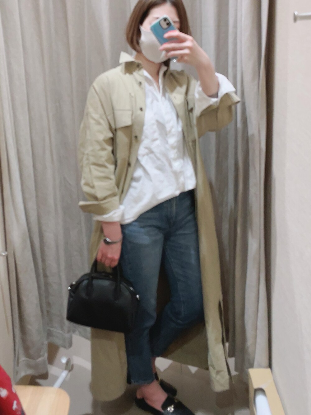 ブルー系のデニムパンツ、その他のローファー、ブラック系のボストンバッグを着用したレディースの春コーディネートの2枚目の写真