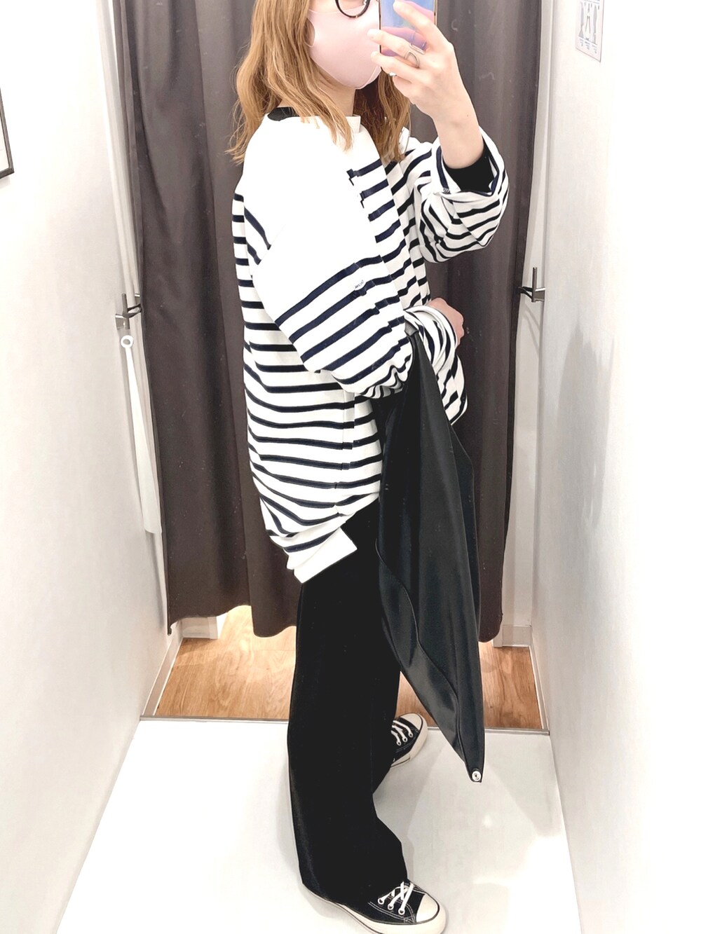 ブラック系のパンツ、ブラック系のスニーカー、ブラック系のトートバッグを着用したレディースの春コーディネートの2枚目の写真