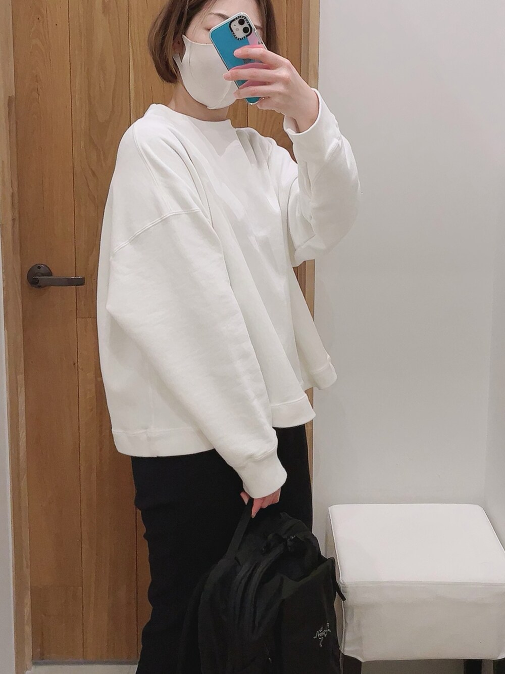 ブラック系のその他パンツ、ブラック系のバックパック/リュック、ホワイト系のスニーカーを着用したレディースの春コーディネートの2枚目の写真