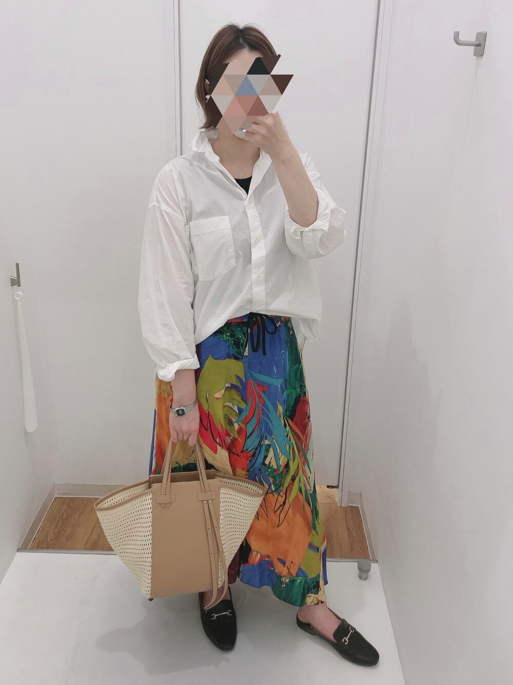 ベージュ系のトートバッグ、ホワイト系のシャツ/ブラウス、その他のスカートを着用したレディースの春コーディネートの2枚目の写真