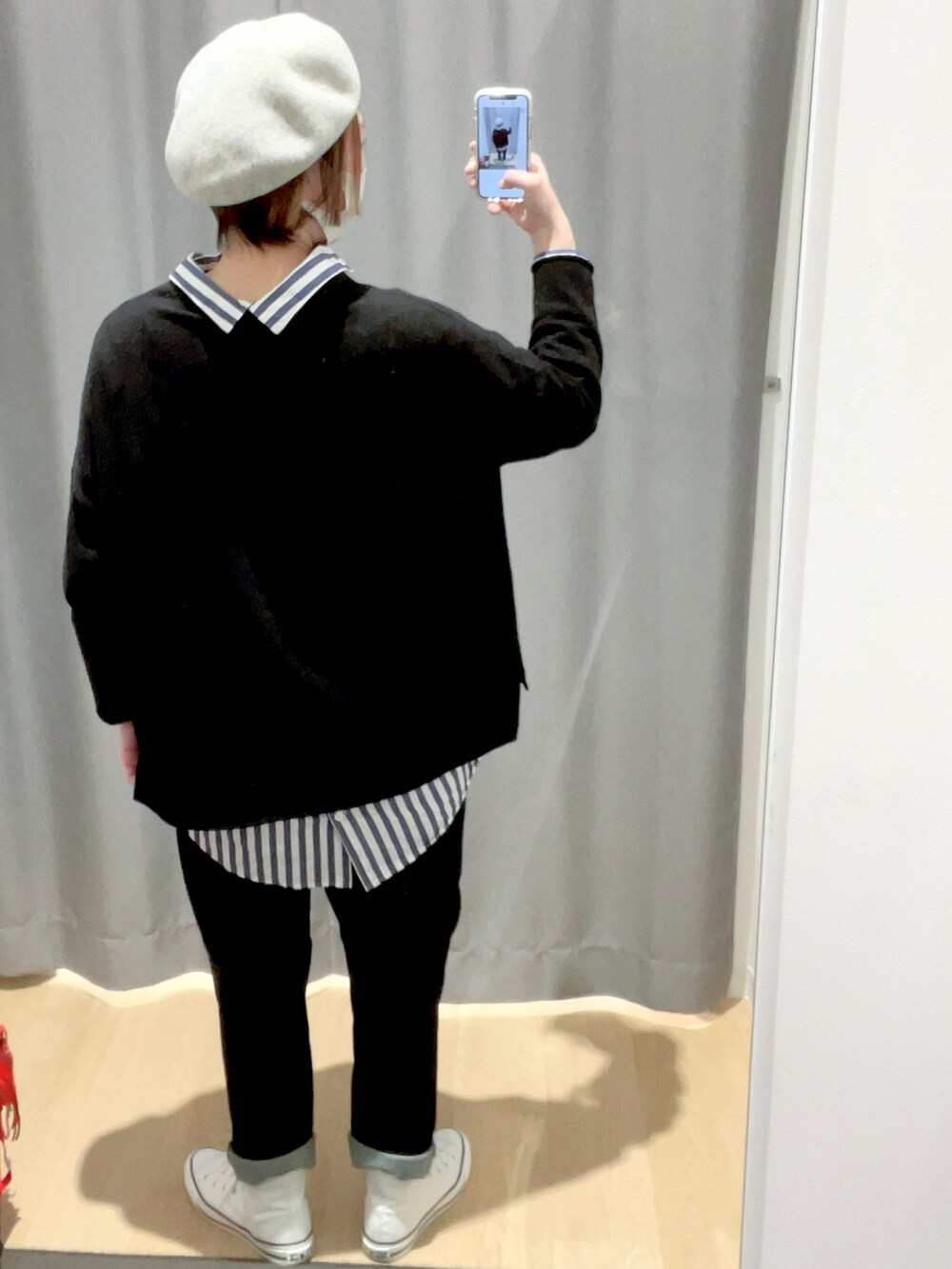 ホワイト系のスニーカー、ブルー系のデニムパンツ、ブルー系のシャツ/ブラウスを着用したレディースの冬コーディネートの2枚目の写真