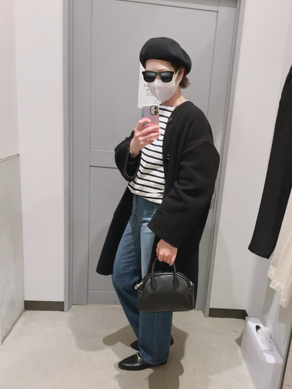 ホワイト系のTシャツ/カットソー、ブラック系のノーカラーコート、ブラック系のボストンバッグを着用したレディースの冬コーディネートの2枚目の写真