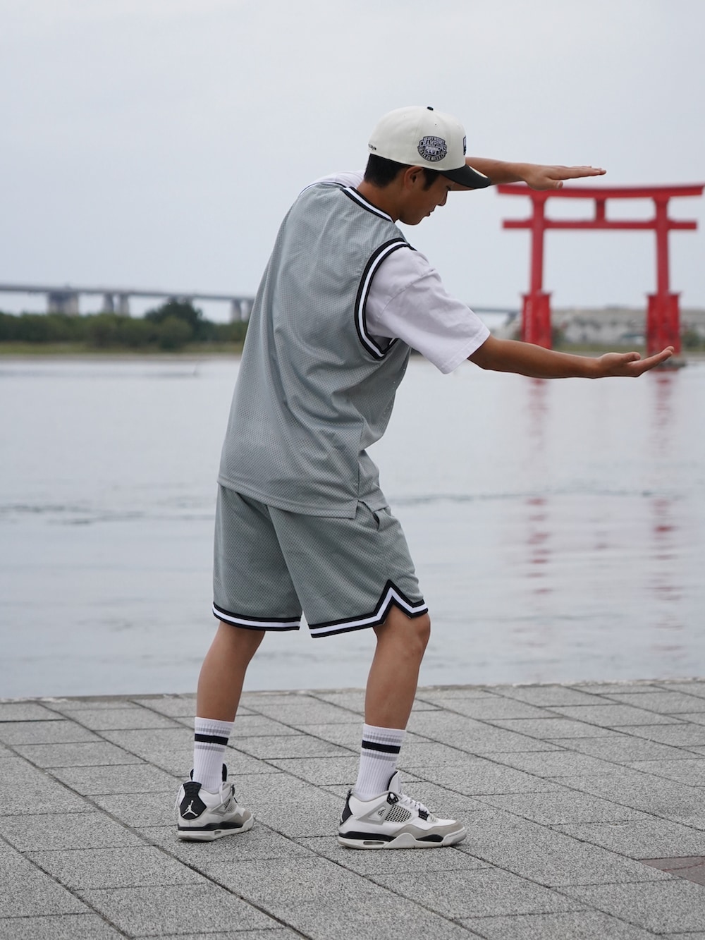 「PROCLUB、夏コーデ、セットアップ、ストリートコーデ、ストリートファッション」｜「PRO CLUB の【PROCLUB/プロクラブ】Heavyweight Short Sleeve Tee 厚手　ヘビーウェイト　Tシャツ　無地　ユニセックス クルーネック（Tシャツ/カットソー、ホワイト系）」を使った、ハラマネさん（メンズ・174cm）の夏コーディネートの2枚目の写真