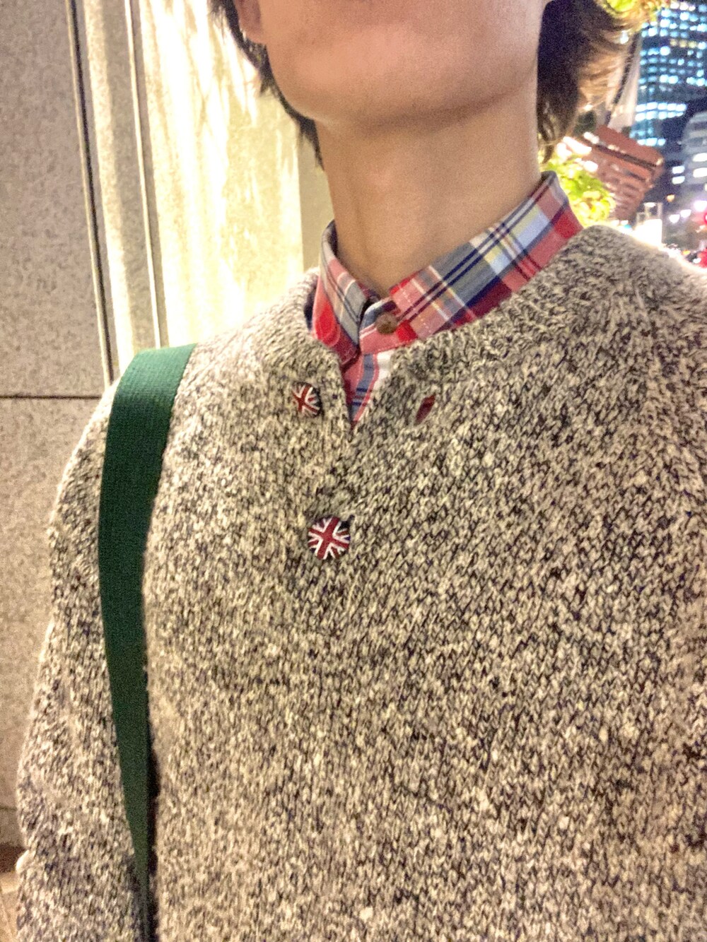 ブラウン系のスニーカー、ブラック系のスラックス、グレー系のニット/セーターを着用したメンズの秋コーディネートの4枚目の写真