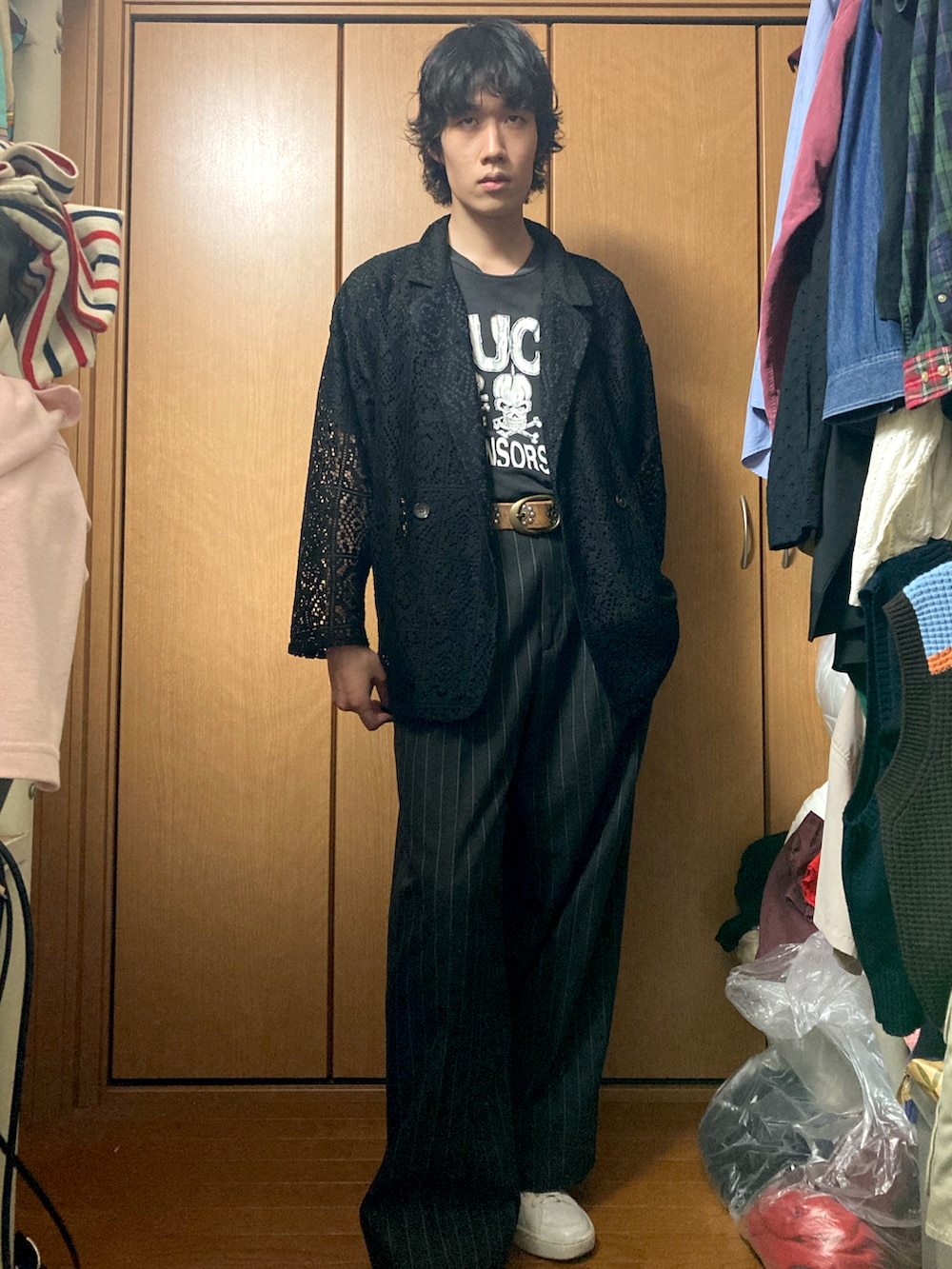 グレー系のTシャツ/カットソー、ブラック系のテーラードジャケット、グレー系のその他パンツを着用したメンズの秋コーディネートの2枚目の写真