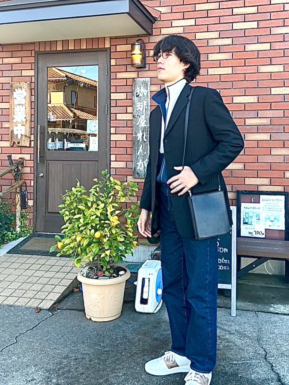 ホワイト系のスニーカー、ホワイト系のジャージ、ホワイト系のスウェットを着用したメンズの冬コーディネートの2枚目の写真