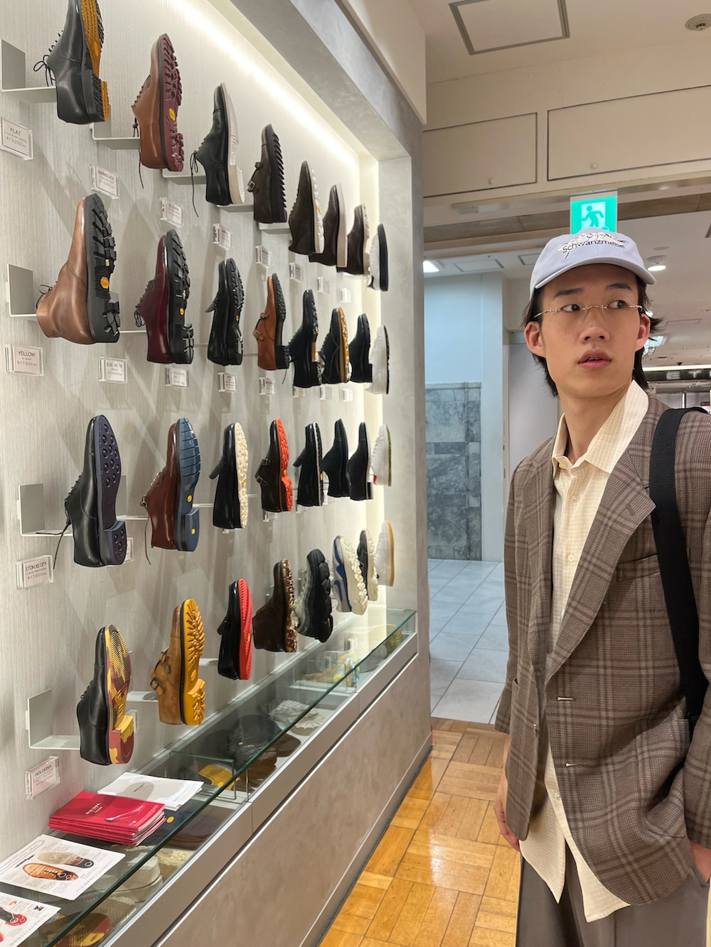 「春のNewスタイル、リムレス、ヒールブーツ、テーラードジャケット、スウェットパンツ、キャップ、休日スタイル、トラッド×ストリート、プレッピー」｜「USEDのアイテム（テーラードジャケット、ベージュ系）」を使った、トキツルさん（骨格ナチュラル・メンズ・180cm）の春コーディネートの4枚目の写真
