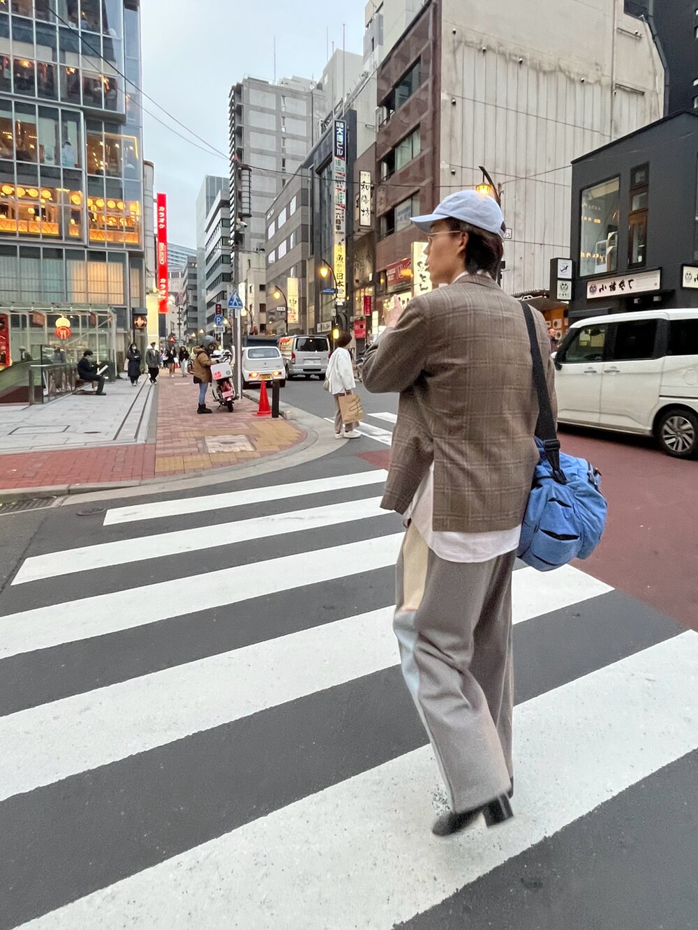 「春のNewスタイル、リムレス、ヒールブーツ、テーラードジャケット、スウェットパンツ、キャップ、休日スタイル、トラッド×ストリート、プレッピー」｜「USEDのアイテム（テーラードジャケット、ベージュ系）」を使った、トキツルさん（骨格ナチュラル・メンズ・180cm）の春コーディネートの2枚目の写真