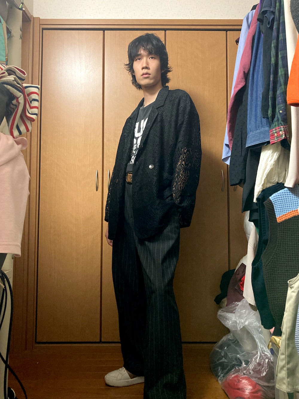 グレー系のTシャツ/カットソー、ブラック系のテーラードジャケット、グレー系のその他パンツを着用したメンズの秋コーディネートの3枚目の写真