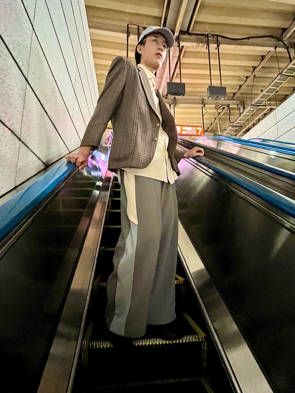 「春のNewスタイル、リムレス、ヒールブーツ、テーラードジャケット、スウェットパンツ、キャップ、休日スタイル、トラッド×ストリート、プレッピー」｜「USEDのアイテム（テーラードジャケット、ベージュ系）」を使った、トキツルさん（骨格ナチュラル・メンズ・180cm）の春コーディネートの5枚目の写真