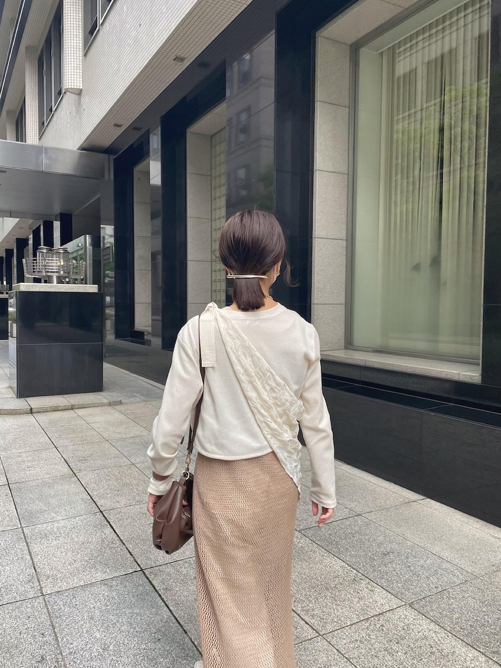 ホワイト系のトップス、ブラウン系のバッグ、ブラウン系のワンピース/ドレスを着用したレディースの春コーディネートの2枚目の写真