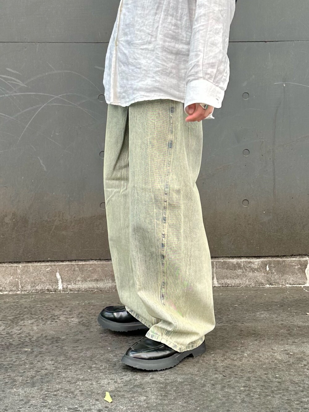 グリーン系のデニムパンツ、ブラック系のショルダーバッグを着用したメンズの夏コーディネートの6枚目の写真