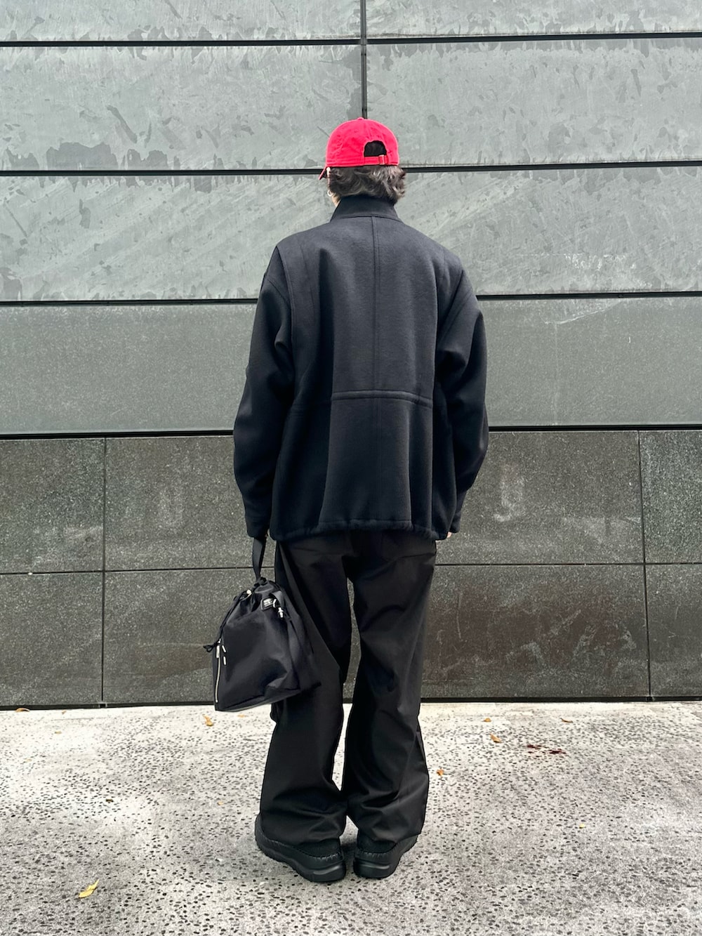 ブラック系のその他アウター、グレー系のニット/セーター、ブラック系のその他パンツを着用したメンズの冬コーディネートの3枚目の写真