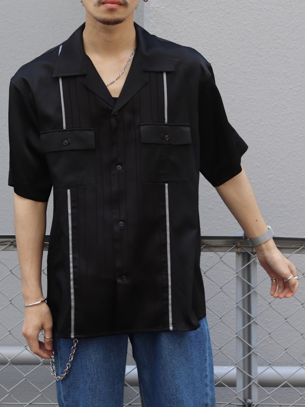 「カジュアル、カイキンシャツ、開襟シャツ、切り替え、ストライプシャツ、ストライプ、デニムパンツ、デニムコーデ、ルイス(Lui's)、CLANE、CLANEHOMME、クラネ(CLANE)、シャツコーデ、夏コーデ、シャツスタイル」｜「Lui'sの【SILLIS / シリス】ストライプ切替シャツ（シャツ/ブラウス、ブラック系）」を使った、タケダさん（メンズ・170cm）の春コーディネートの2枚目の写真