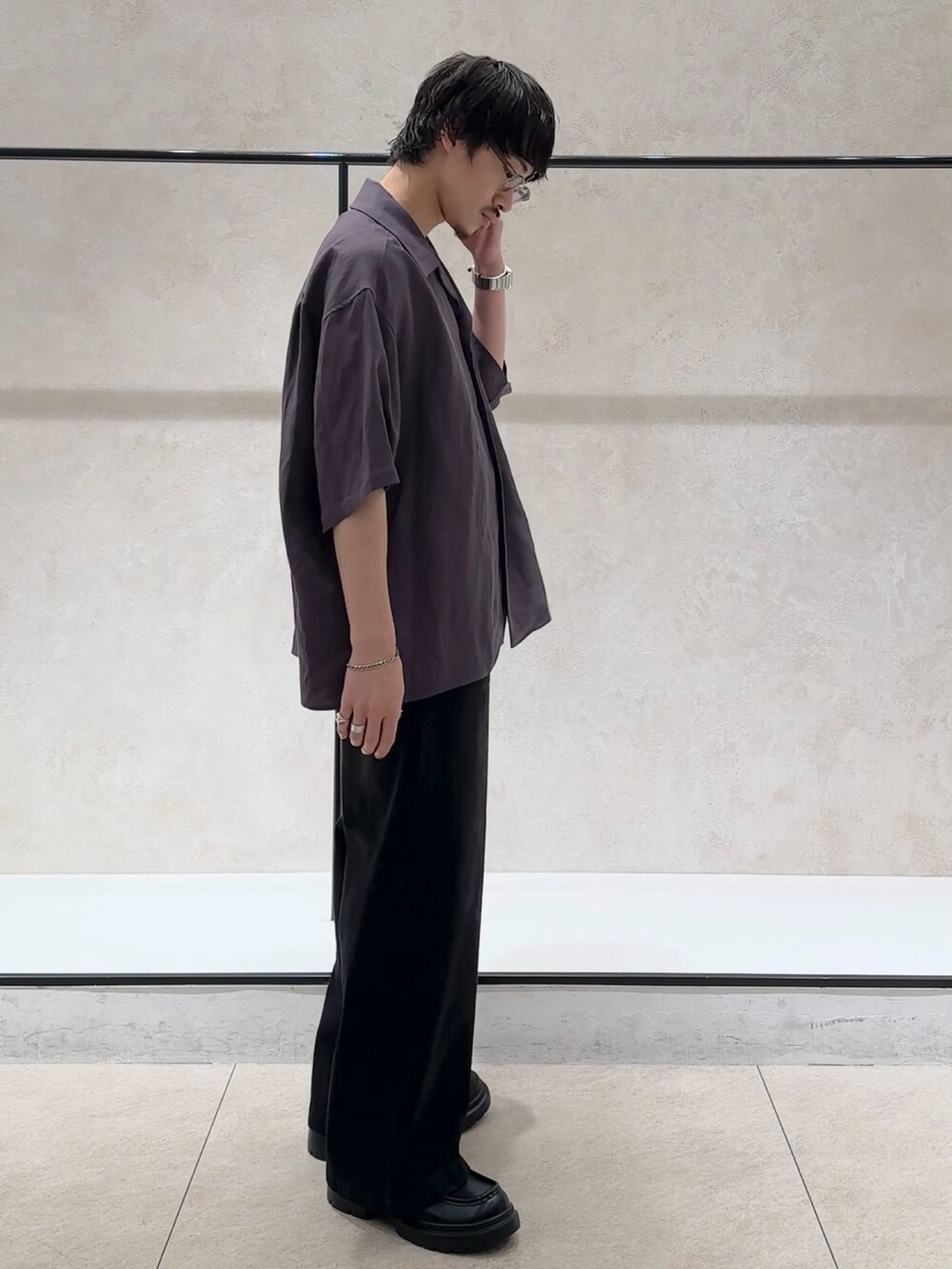 グレー系のシャツ/ブラウス、ブラック系のデニムパンツを着用したメンズの夏コーディネートの2枚目の写真