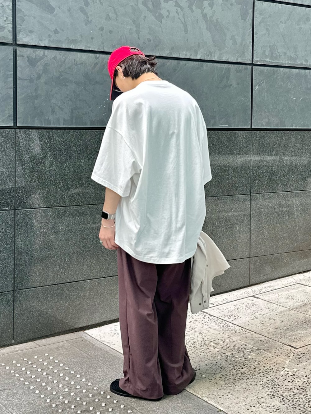 「最近のいい感じコーデ、メガネ男子、春夏コーデ、キャップ、シンプルコーデ、きれいめカジュアル、今日のコーデ、メンズファッション、シンプル、夏ファッション、メンズコーデ、大人コーデ、ルイス(Lui's)、白Tシャツ、白T」｜「ITTIのデザインポケ半袖T ITTI exclusive for Lui's（Tシャツ/カットソー、ホワイト系）」を使った、タケダさん（骨格ストレート・メンズ・170cm）の春コーディネートの3枚目の写真