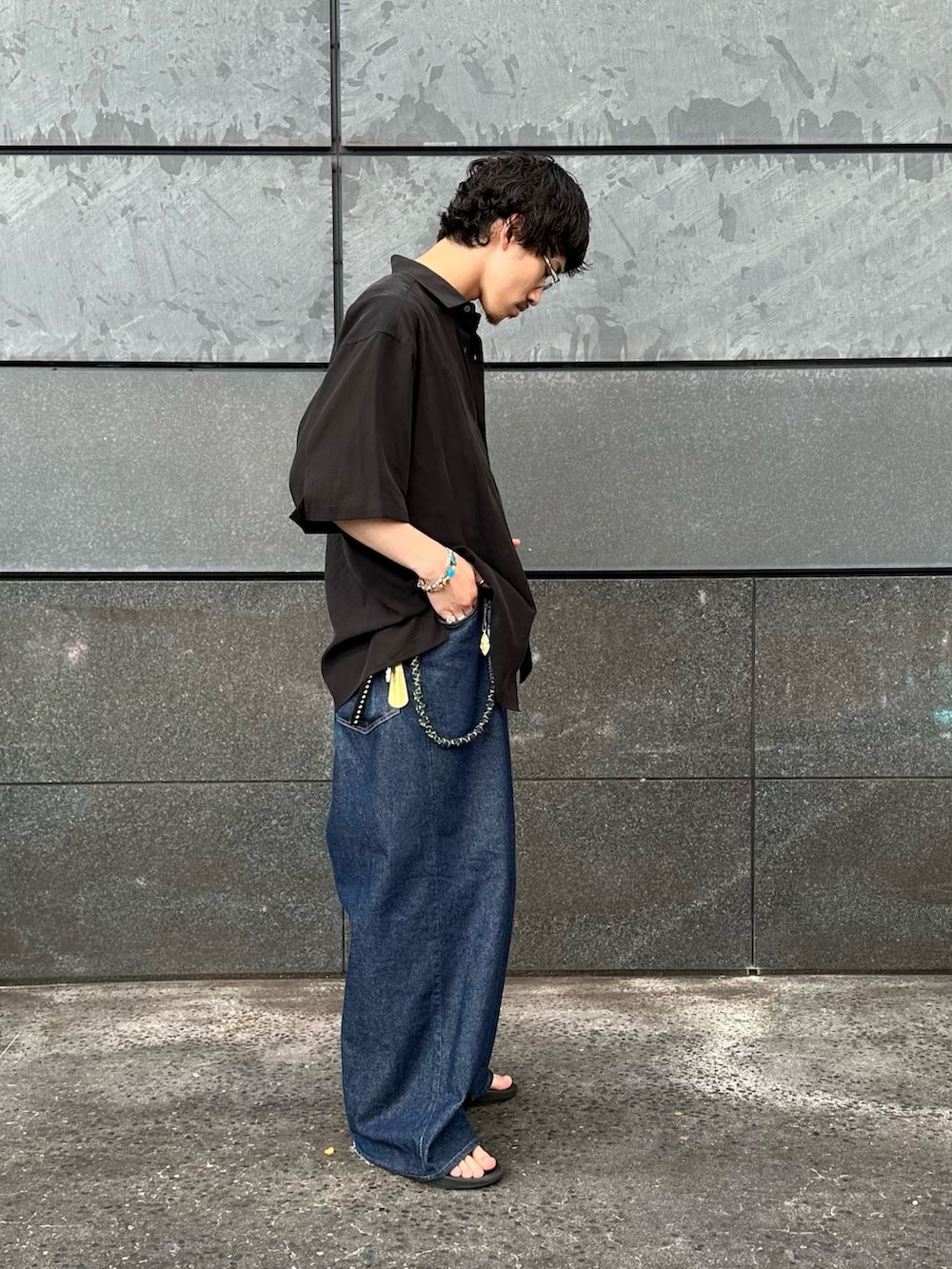 ブラック系のシャツ/ブラウスを着用したメンズの夏コーディネートの2枚目の写真