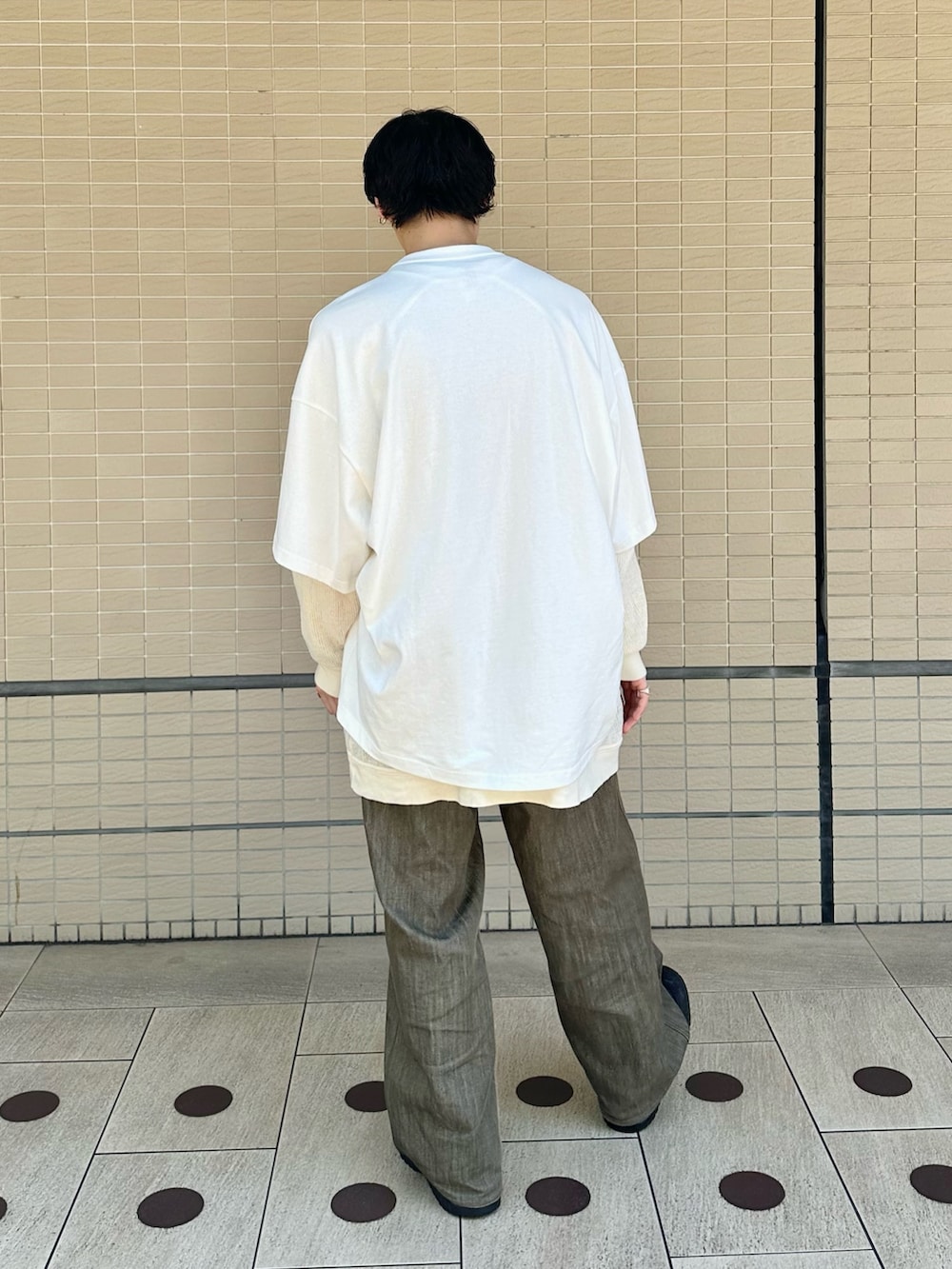 ホワイト系のTシャツ/カットソーを着用したメンズの夏コーディネートの3枚目の写真