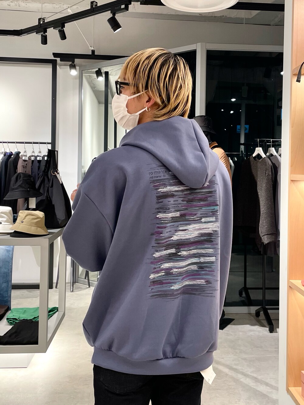 「大人カジュアル、秋のコーデ、ブルーコーデ、パーカー、パーカー男子、パーカースタイル、スキニーデニム、スキニー、スキニージーンズ、スキニーコーデ、スキニースタイル、ルイス(Lui's)、プリントパーカー、サイドゴアブーツ、バックプリント」｜「Lui'sのROMANCEパーカー（パーカー、ブルー系）」を使った、タケダさん（メンズ・170cm）の秋コーディネートの3枚目の写真