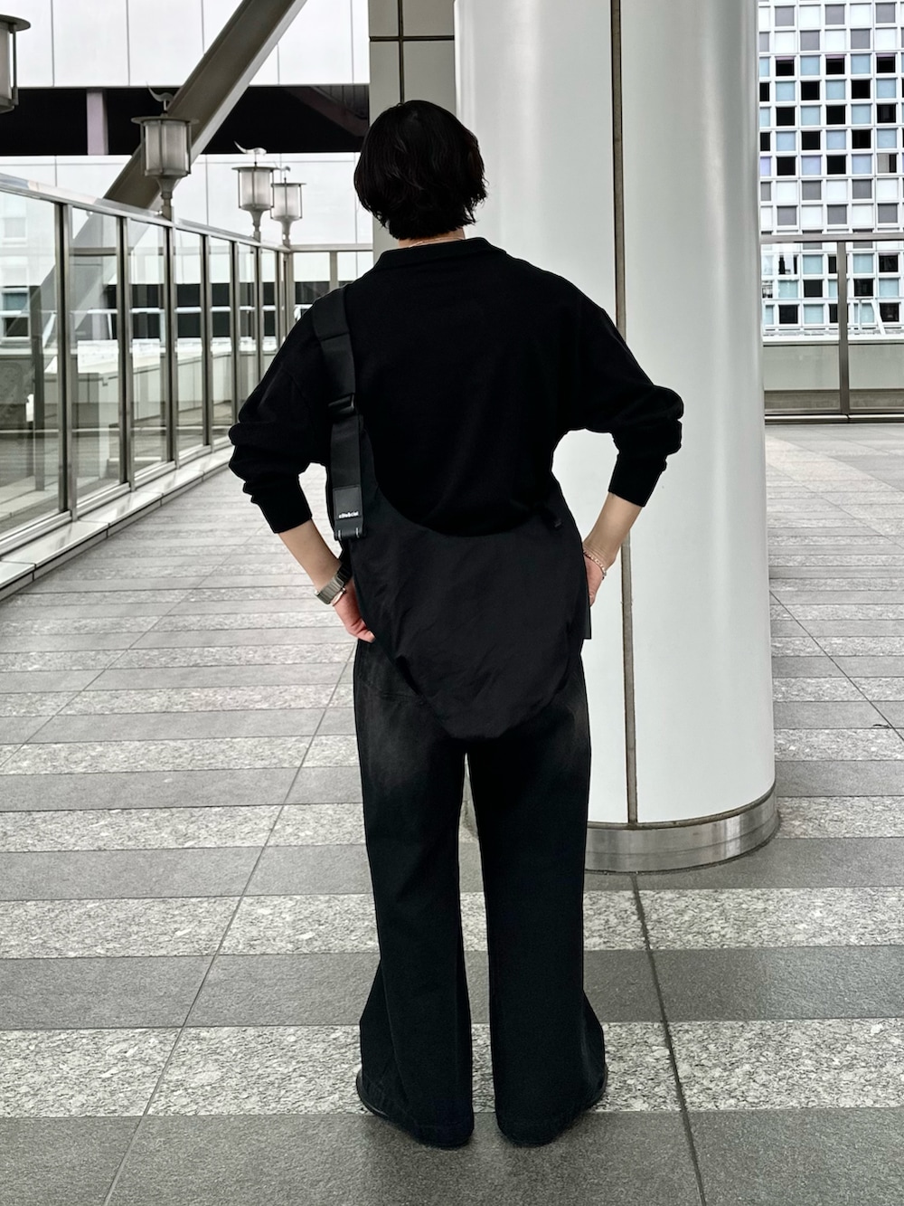 ブラック系のニット/セーター、ブラック系のデニムパンツを着用したメンズの春コーディネートの3枚目の写真