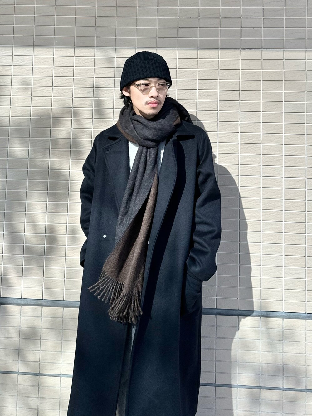 「冬コーデ、クリスマスに着たい服、マイベストコーデ2024、大人カジュアル、秋冬コーデ、ファッションを楽しもう、ロングコート、コートスタイル、コートコーデ、ルイス(Lui's)、ニット帽、ニット帽コーデ、マフラー、theinouebrothers、ニット帽×メガネ」｜「Lui'sのビーバーメルトンオーバーコート（その他アウター、ブラック系）」を使った、タケダさん（骨格ストレート・メンズ・170cm）の冬コーディネートの4枚目の写真