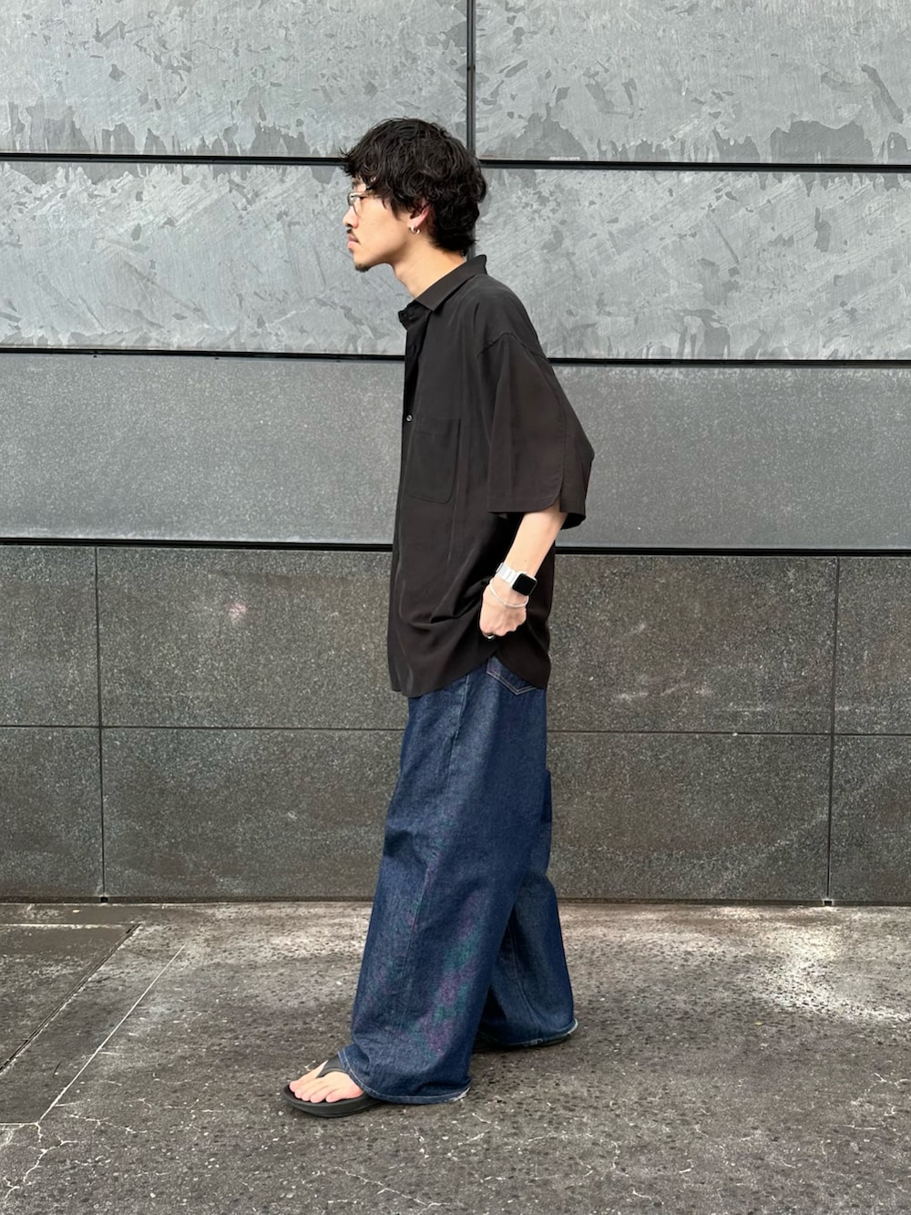 ブラック系のシャツ/ブラウスを着用したメンズの夏コーディネートの3枚目の写真