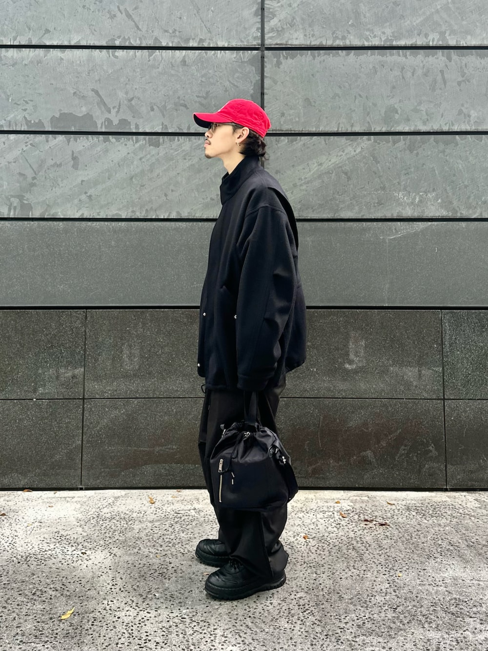 ブラック系のその他アウター、グレー系のニット/セーター、ブラック系のその他パンツを着用したメンズの冬コーディネートの2枚目の写真