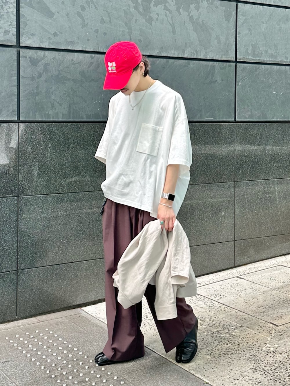 「最近のいい感じコーデ、メガネ男子、春夏コーデ、キャップ、シンプルコーデ、きれいめカジュアル、今日のコーデ、メンズファッション、シンプル、夏ファッション、メンズコーデ、大人コーデ、ルイス(Lui's)、白Tシャツ、白T」｜「ITTIのデザインポケ半袖T ITTI exclusive for Lui's（Tシャツ/カットソー、ホワイト系）」を使った、タケダさん（骨格ストレート・メンズ・170cm）の春コーディネートの2枚目の写真