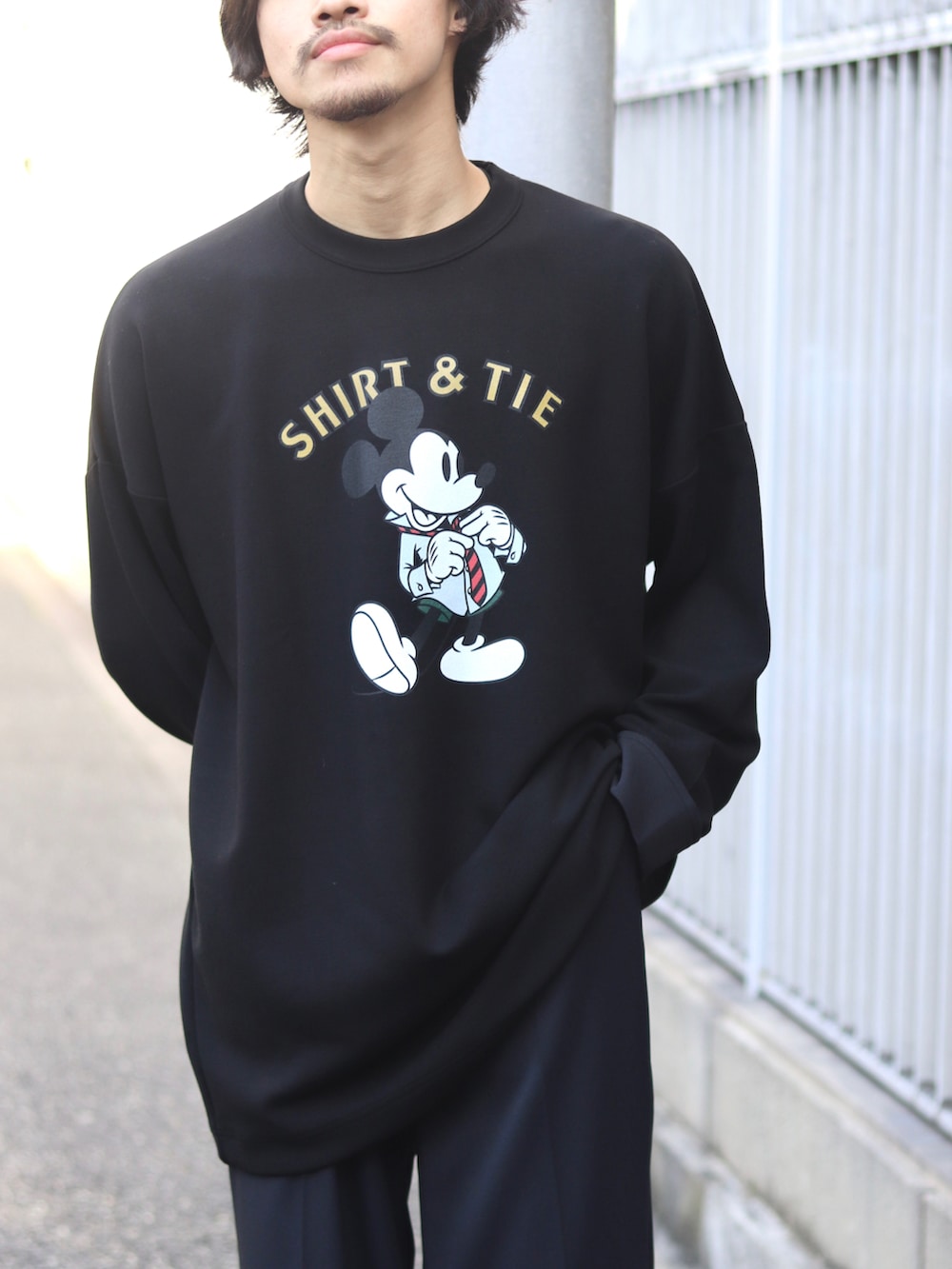 「クリスマスに着たい服、黒コーデ、ワイドパンツ、フレアパンツ、ワイドスラックス、ブラックコーデ、ミッキー、ミッキーT、ミッキースウェット、ルイス(Lui's)、サイドゴア、adsr、A.D.S.R.、今日のコーデ、サイドゴアブーツ」｜「Lui'sのMickey Mouse / SHIRTS & TIE bonding pullover（スウェット、ブラック系）」を使った、タケダさん（メンズ・170cm）の冬コーディネートの2枚目の写真