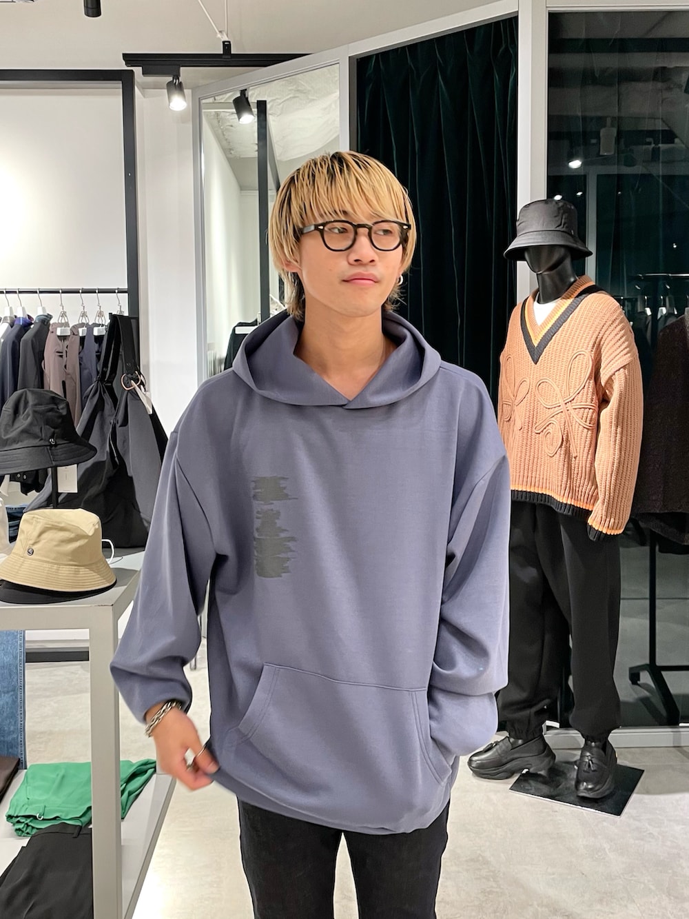 「大人カジュアル、秋のコーデ、ブルーコーデ、パーカー、パーカー男子、パーカースタイル、スキニーデニム、スキニー、スキニージーンズ、スキニーコーデ、スキニースタイル、ルイス(Lui's)、プリントパーカー、サイドゴアブーツ、バックプリント」｜「Lui'sのROMANCEパーカー（パーカー、ブルー系）」を使った、タケダさん（メンズ・170cm）の秋コーディネートの2枚目の写真