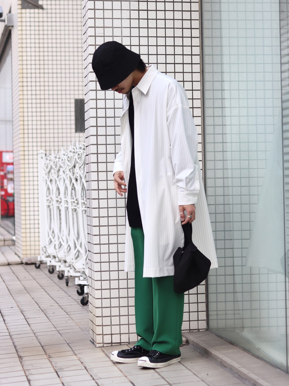 「キレイめ、カラーパレット、フレアパンツ、カラーパンツ、グリーン、グリーンコーデ、グリーンパンツ、シロシャツ、白シャツ、白シャツコーデ、ルイス(Lui's)、バケハ、バケットハット、メッシュニット、メッシュトップス」｜「Lui'sのストライプサイドスリット ビッグシルエット シャツコート（シャツ/ブラウス、ホワイト系）」を使った、タケダさん（メンズ・170cm）の冬コーディネートの2枚目の写真