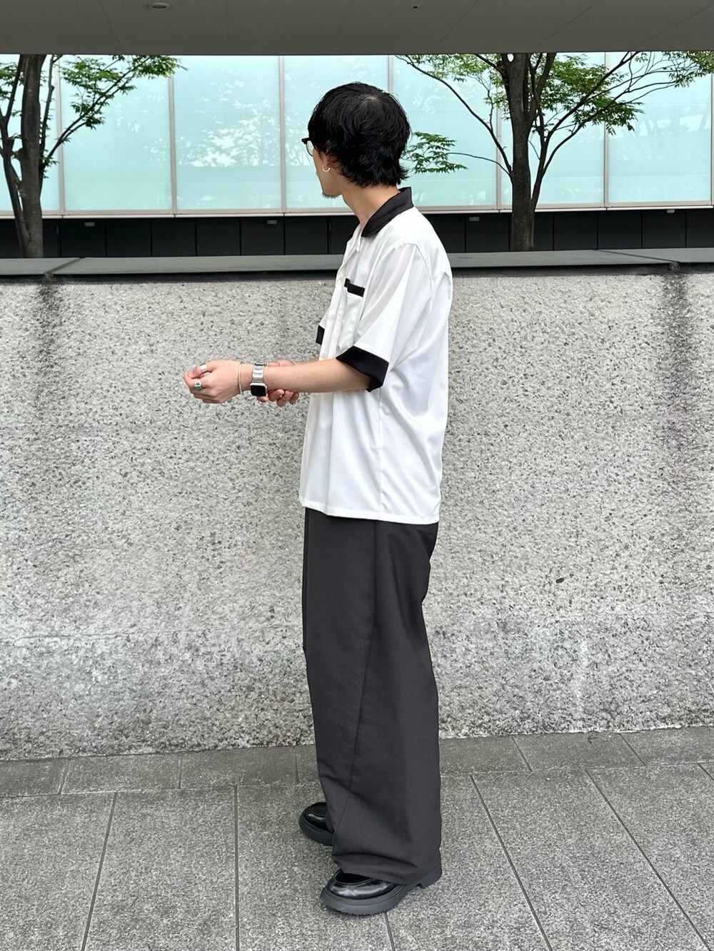 ホワイト系のシャツ/ブラウス、グレー系のスラックスを着用したメンズの春コーディネートの2枚目の写真