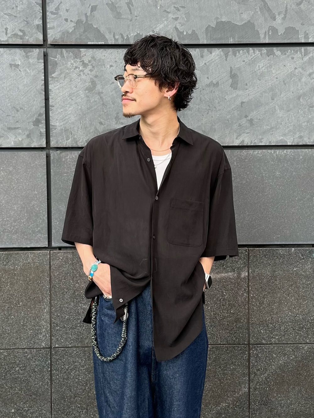 ブラック系のシャツ/ブラウスを着用したメンズの夏コーディネートの4枚目の写真