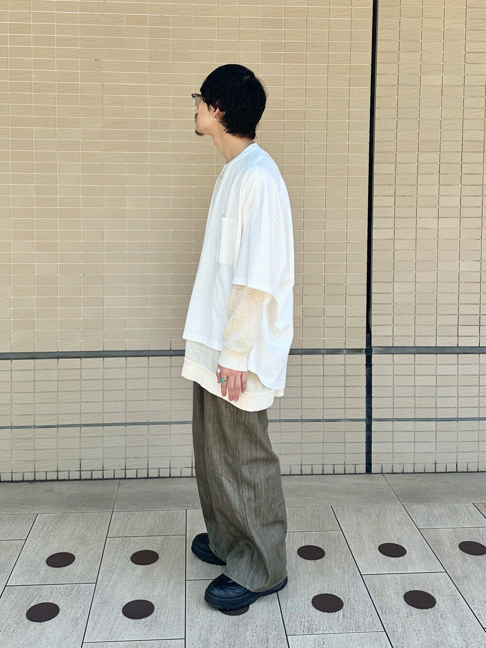 ホワイト系のTシャツ/カットソーを着用したメンズの夏コーディネートの2枚目の写真