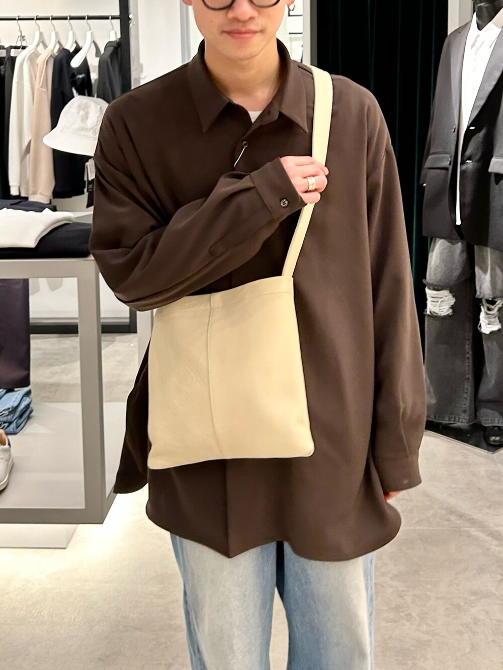 「ほめられ本命コーデ、カジュアルコーデ、シンプル、春コーデ、シャツスタイル、シャツコーデ、シャツ好き集まれ、ショルダーバッグ、ワイドデニム、デニムコーデ、デニムっていいよね、ブルーデニム、ルイス(Lui's)、2002R、メガネ男子」｜「Lui'sの23SS モダンBIGシャツ（シャツ/ブラウス、グレー系）」を使った、タケダさん（メンズ・170cm）の冬コーディネートの3枚目の写真