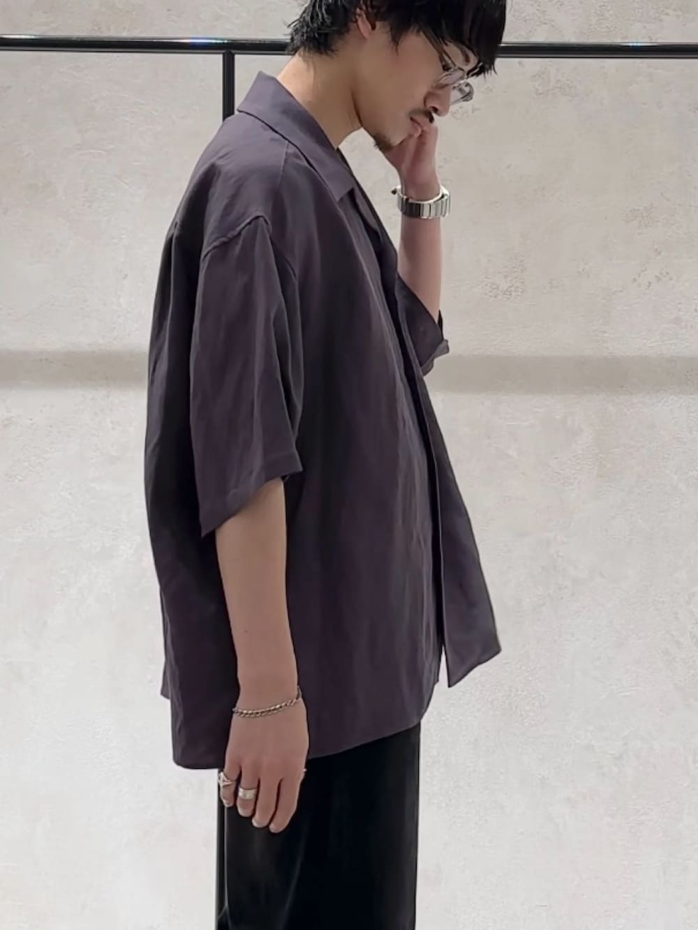 グレー系のシャツ/ブラウス、ブラック系のデニムパンツを着用したメンズの夏コーディネートの4枚目の写真