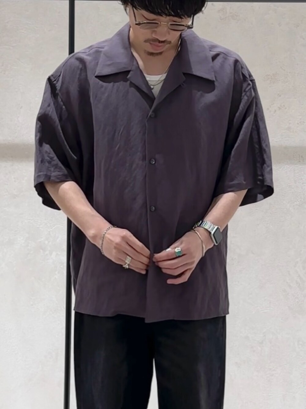 グレー系のシャツ/ブラウス、ブラック系のデニムパンツを着用したメンズの夏コーディネートの3枚目の写真