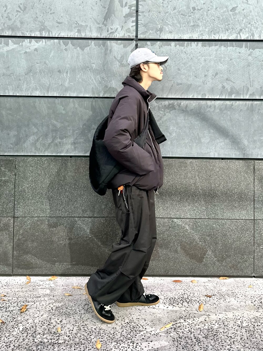 「冬コーデ、クリスマスに着たい服、マイベストコーデ2024、冬アウター、シンプルコーデ、ダウンジャケット、ダウンコーデ、ダウンスタイル、グレースウェット、スウェットコーデ、パラシュートパンツ、ルイス(Lui's)、キャップコーデ、キャップ×メガネ、ショルダーバッグ」｜「Lui'sのホワイトグースBigダウンジャケット（ブルゾン、ブラック系）」を使った、タケダさん（骨格ストレート・メンズ・170cm）の冬コーディネートの2枚目の写真