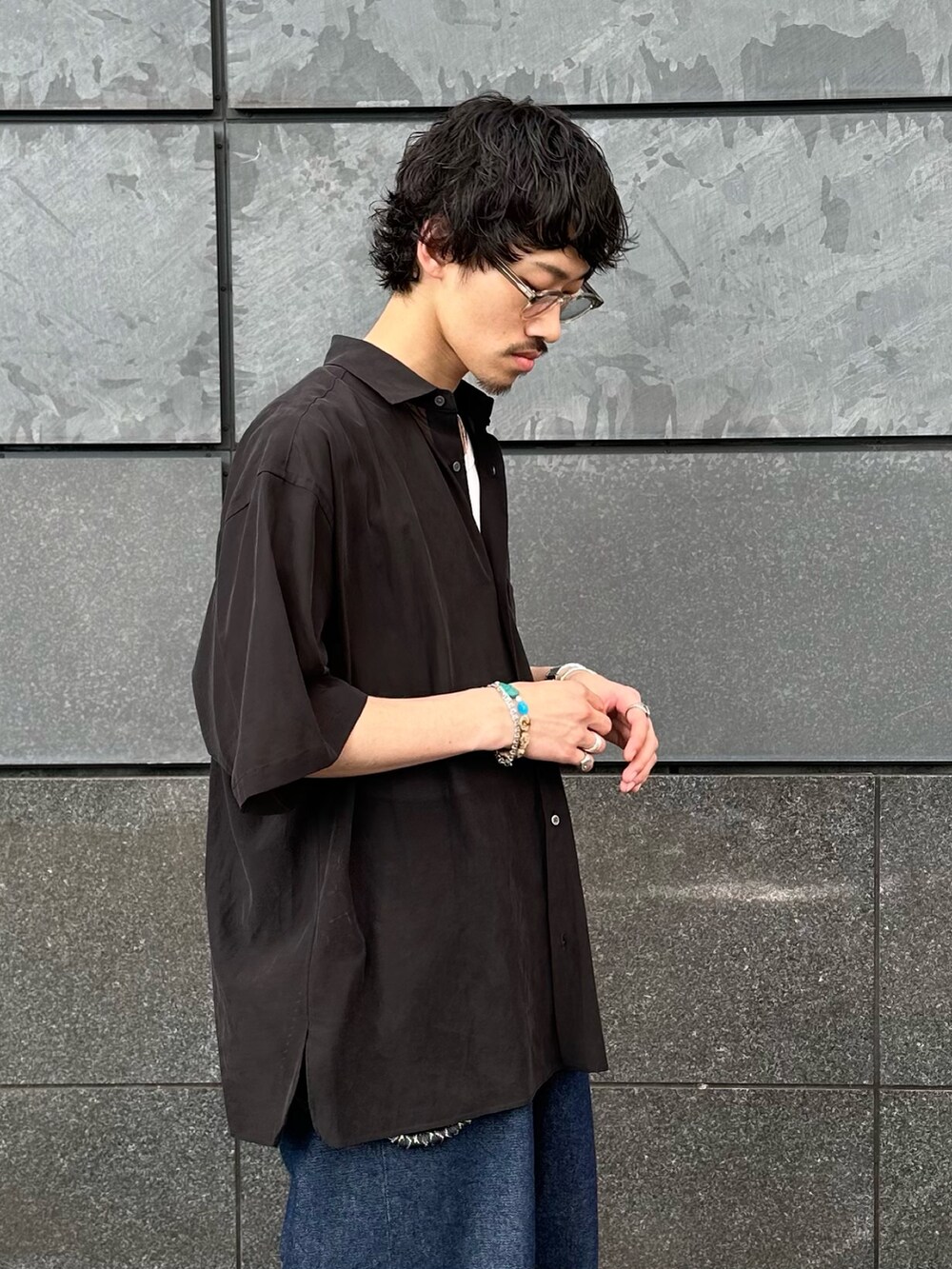 ブラック系のシャツ/ブラウスを着用したメンズの夏コーディネートの5枚目の写真