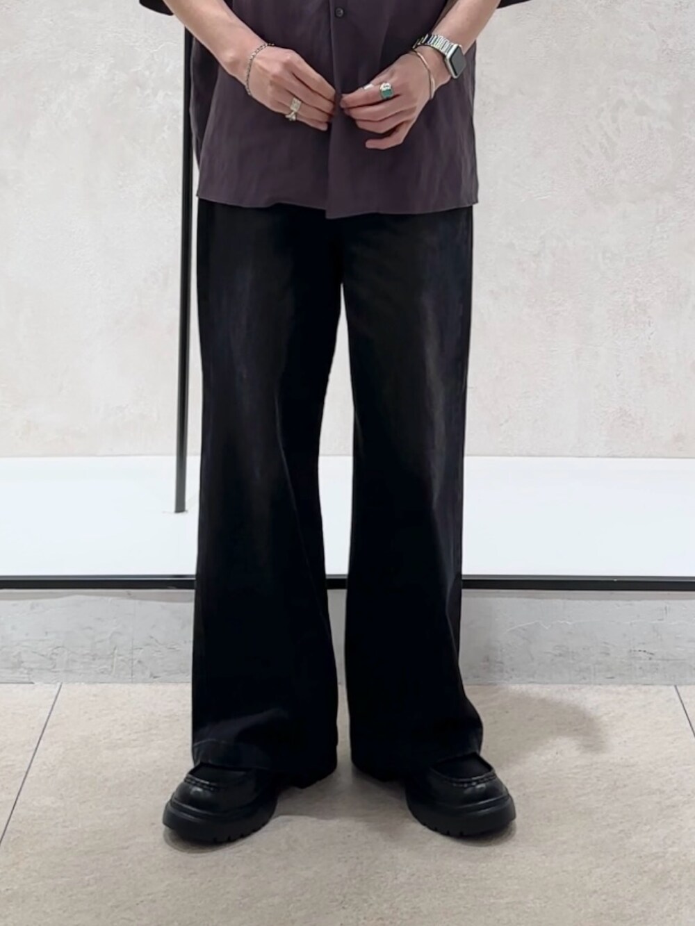 グレー系のシャツ/ブラウス、ブラック系のデニムパンツを着用したメンズの夏コーディネートの5枚目の写真