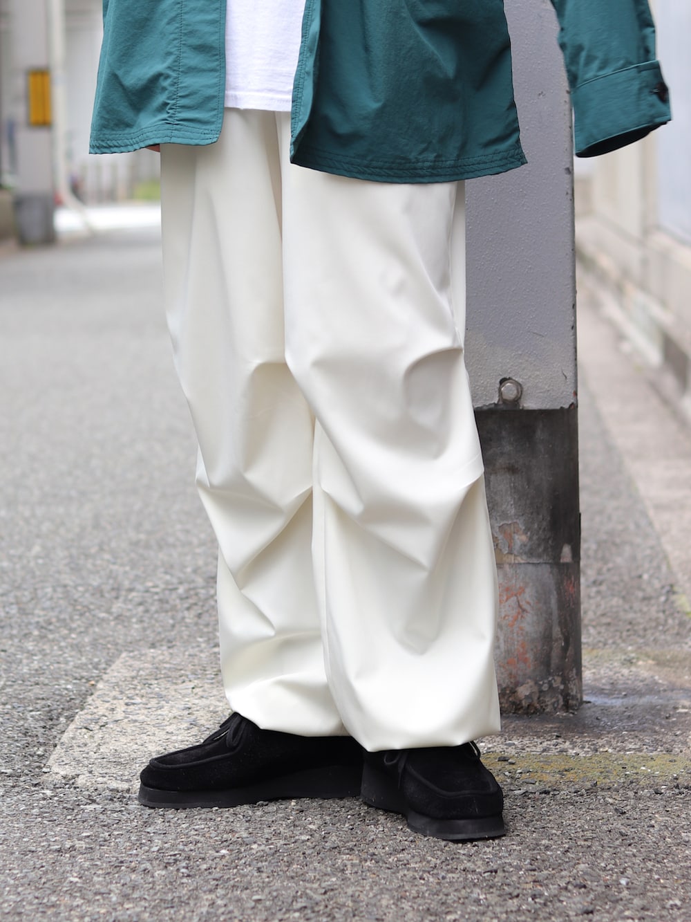 「カジュアルコーデ、白パンツ、白パン、ホワイトパンツ、スノーパンツ、ミリタリーパンツ、ミリタリーコーデ、BDU、BDシャツ、グリーンコーデ、シャツスタイル、シャツコーデ、シャツ好き集まれ、春夏コーデ、ミリタリーシャツ」｜「ESSAYのアイテム（シャツ/ブラウス、グリーン系）」を使った、タケダさん（メンズ・170cm）の春コーディネートの3枚目の写真