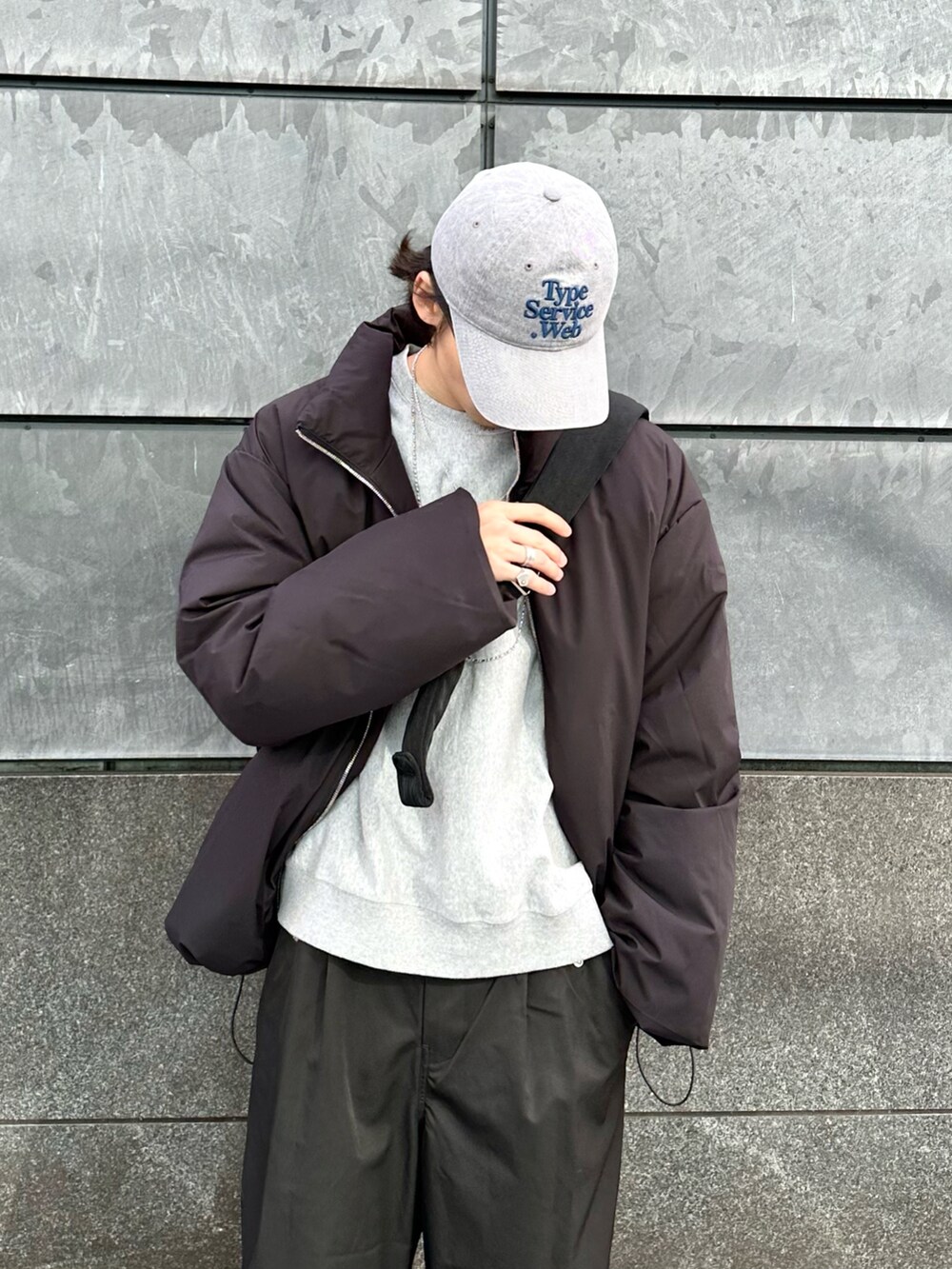 「冬コーデ、クリスマスに着たい服、マイベストコーデ2024、冬アウター、シンプルコーデ、ダウンジャケット、ダウンコーデ、ダウンスタイル、グレースウェット、スウェットコーデ、パラシュートパンツ、ルイス(Lui's)、キャップコーデ、キャップ×メガネ、ショルダーバッグ」｜「Lui'sのホワイトグースBigダウンジャケット（ブルゾン、ブラック系）」を使った、タケダさん（骨格ストレート・メンズ・170cm）の冬コーディネートの4枚目の写真