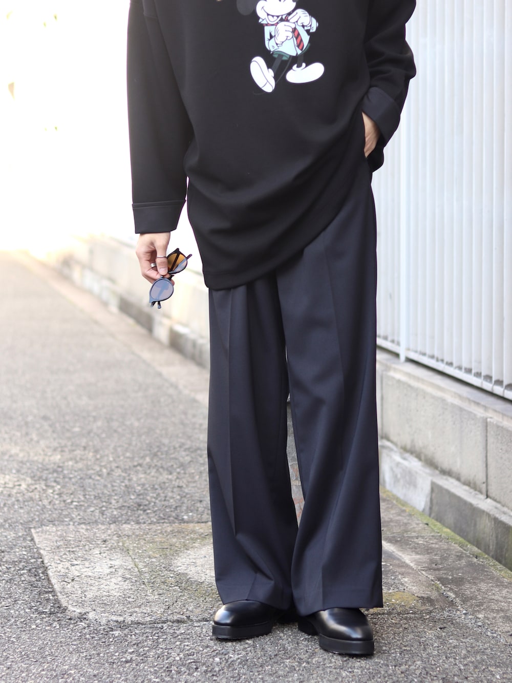 「クリスマスに着たい服、黒コーデ、ワイドパンツ、フレアパンツ、ワイドスラックス、ブラックコーデ、ミッキー、ミッキーT、ミッキースウェット、ルイス(Lui's)、サイドゴア、adsr、A.D.S.R.、今日のコーデ、サイドゴアブーツ」｜「Lui'sのMickey Mouse / SHIRTS & TIE bonding pullover（スウェット、ブラック系）」を使った、タケダさん（メンズ・170cm）の冬コーディネートの3枚目の写真