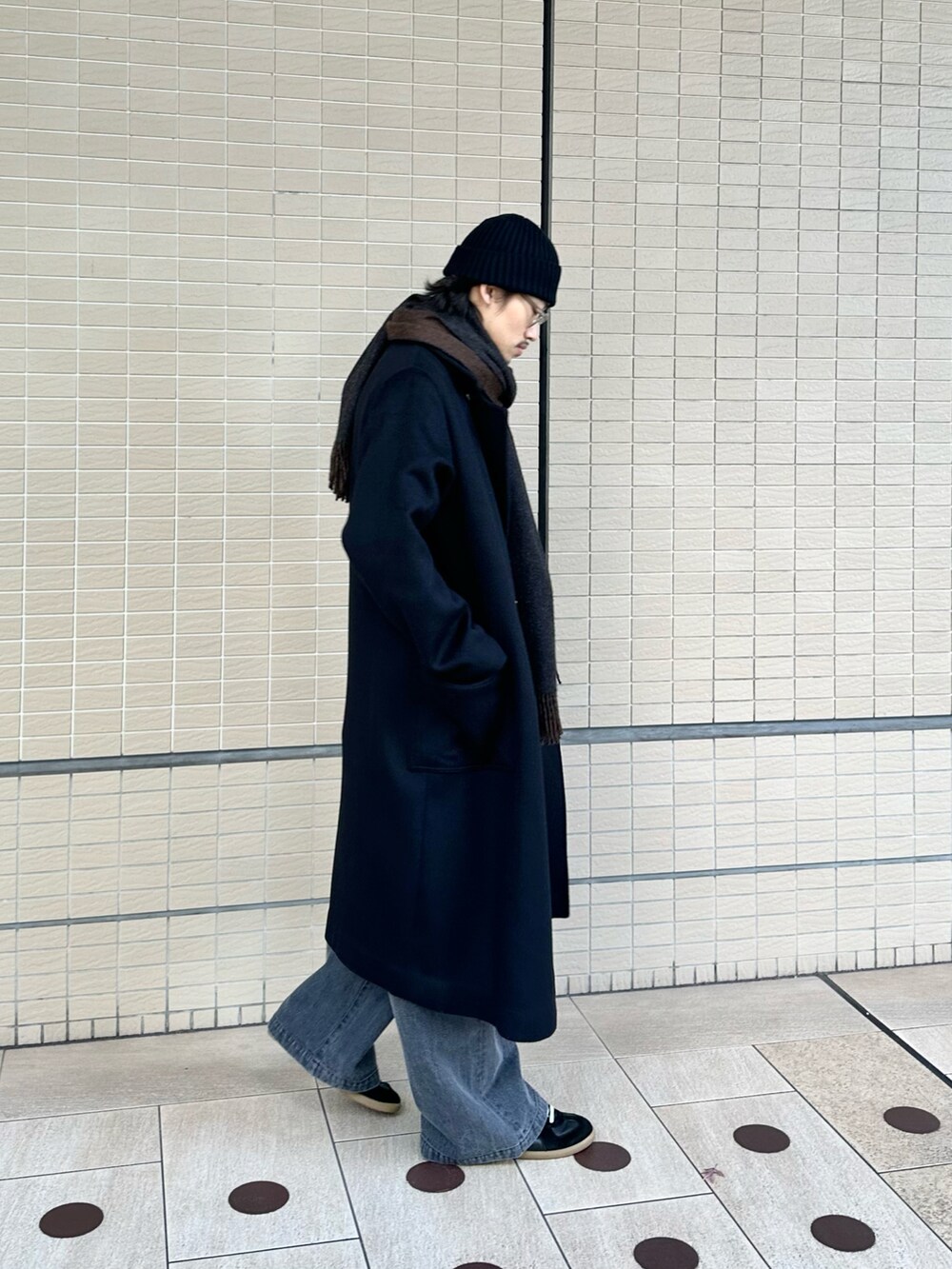 「冬コーデ、クリスマスに着たい服、マイベストコーデ2024、大人カジュアル、秋冬コーデ、ファッションを楽しもう、ロングコート、コートスタイル、コートコーデ、ルイス(Lui's)、ニット帽、ニット帽コーデ、マフラー、theinouebrothers、ニット帽×メガネ」｜「Lui'sのビーバーメルトンオーバーコート（その他アウター、ブラック系）」を使った、タケダさん（骨格ストレート・メンズ・170cm）の冬コーディネートの3枚目の写真